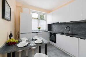 アパートメント 1 ベッドルーム キッチン | 専用キッチン | 食器洗い機、調理器具と食器