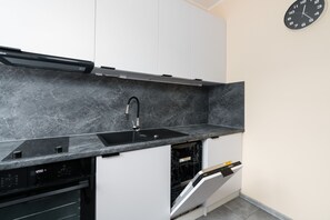 アパートメント 1 ベッドルーム キッチン | 専用キッチン | 食器洗い機、調理器具と食器