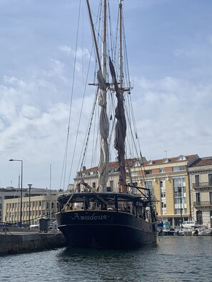 Marina - 2 double cabins and 1 triple cabin on 35m mainsail (Sète)