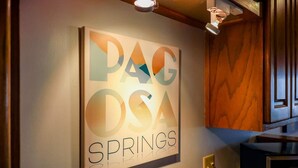 En vägg med texten ”PAGOSA SPRINGS” i ett stiliserat typsnitt.