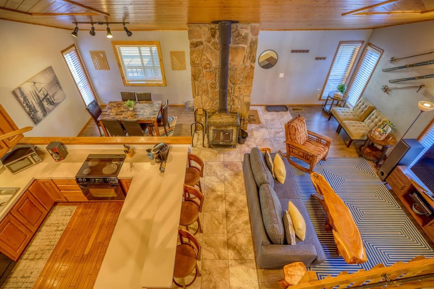 Smart-TV, Kamin, Arbeitsbereiche, Computerbildschirme