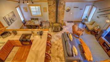 Een smart-tv, een open haard, een kantoor en een computerscherm