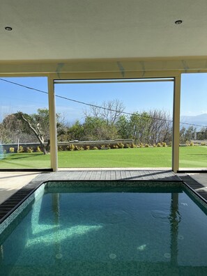 Kolam renang tertutup 