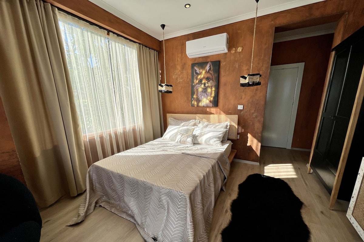 Orange Deluxe Room | Minibar, individually decorated, individually furnished