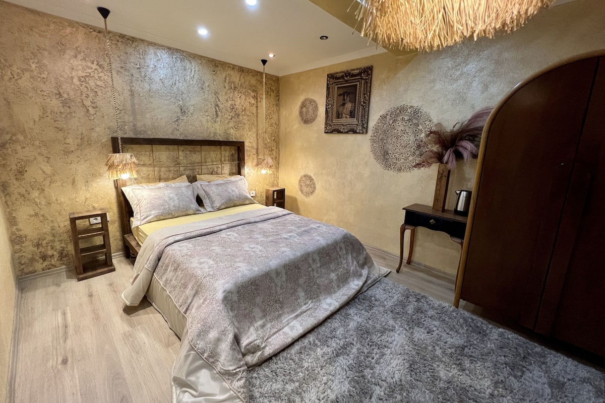 Brown Deluxe Room | Minibar, individually decorated, individually furnished
