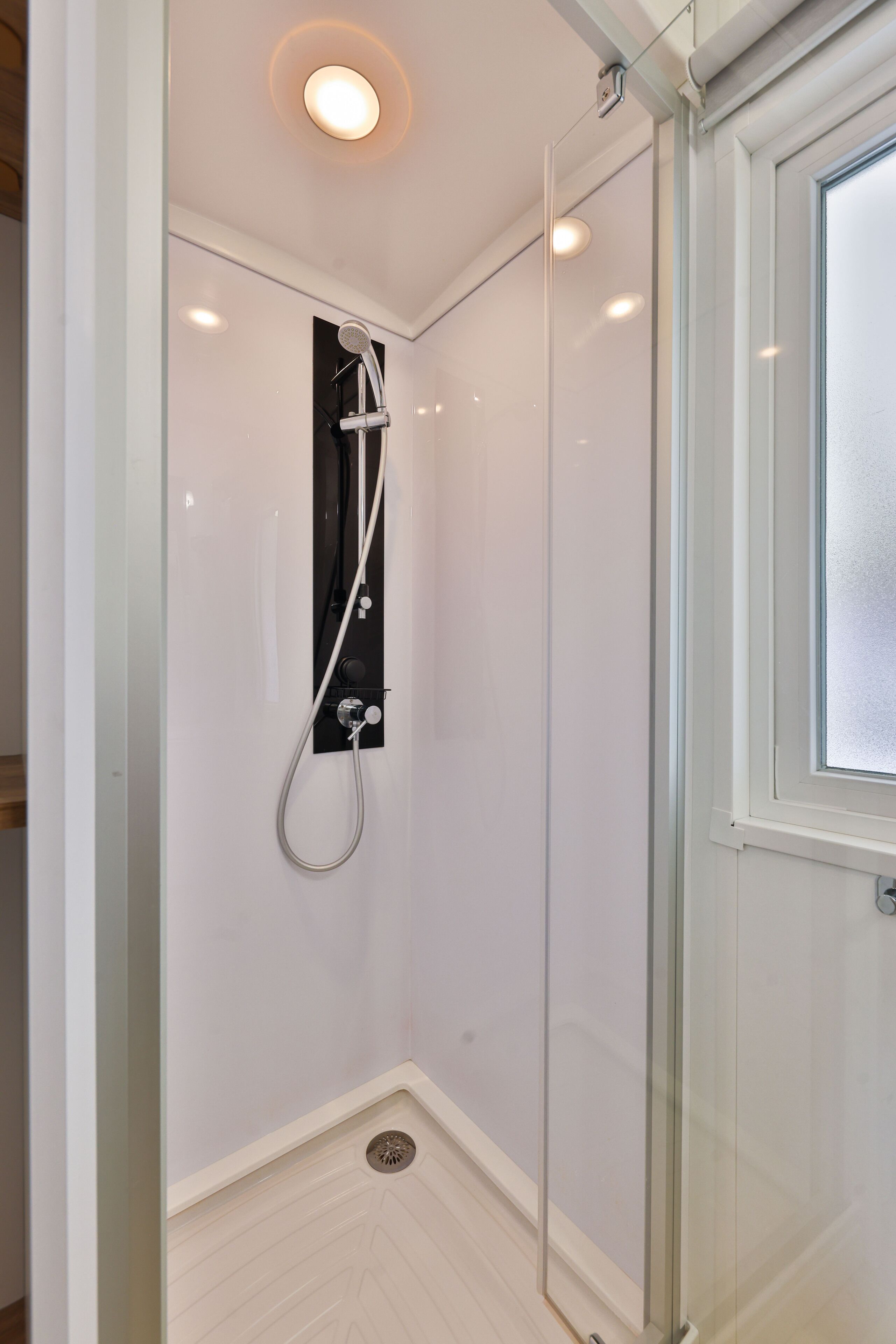 Douche, articles de toilette écologiques, sèche-cheveux