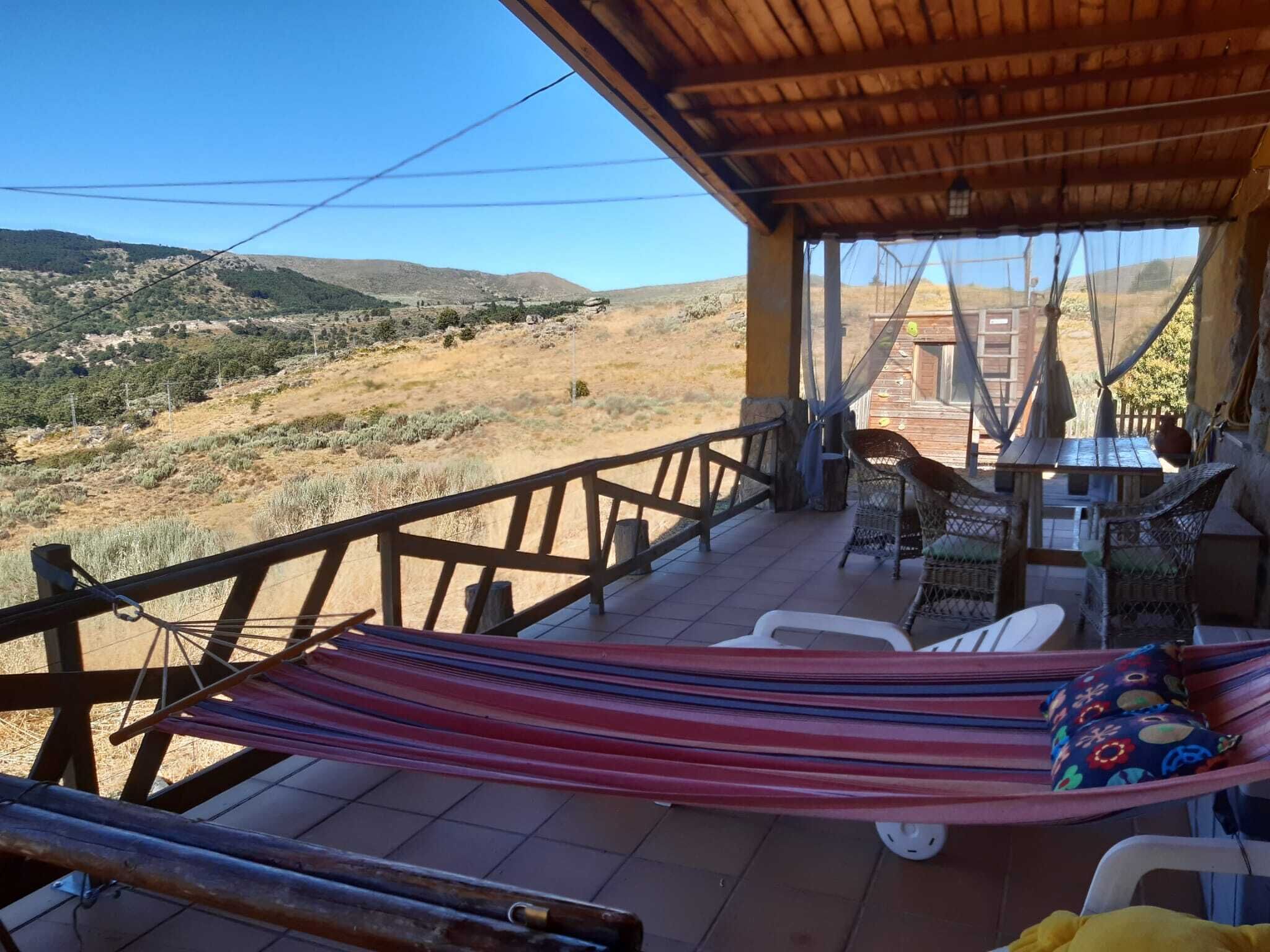 Quiet isolated rural house in Navarrevisca, registration CR-AV-01478.
