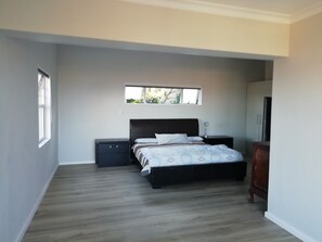 5 Schlafzimmer, Schreibtisch, Bügeleisen/Bügelbrett, kostenloses WLAN