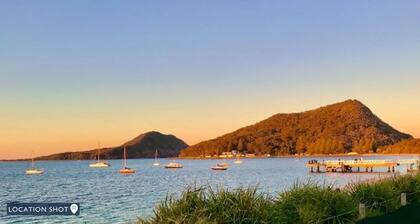 Shoal Bay Oasis – spacious family entertainer with beach views