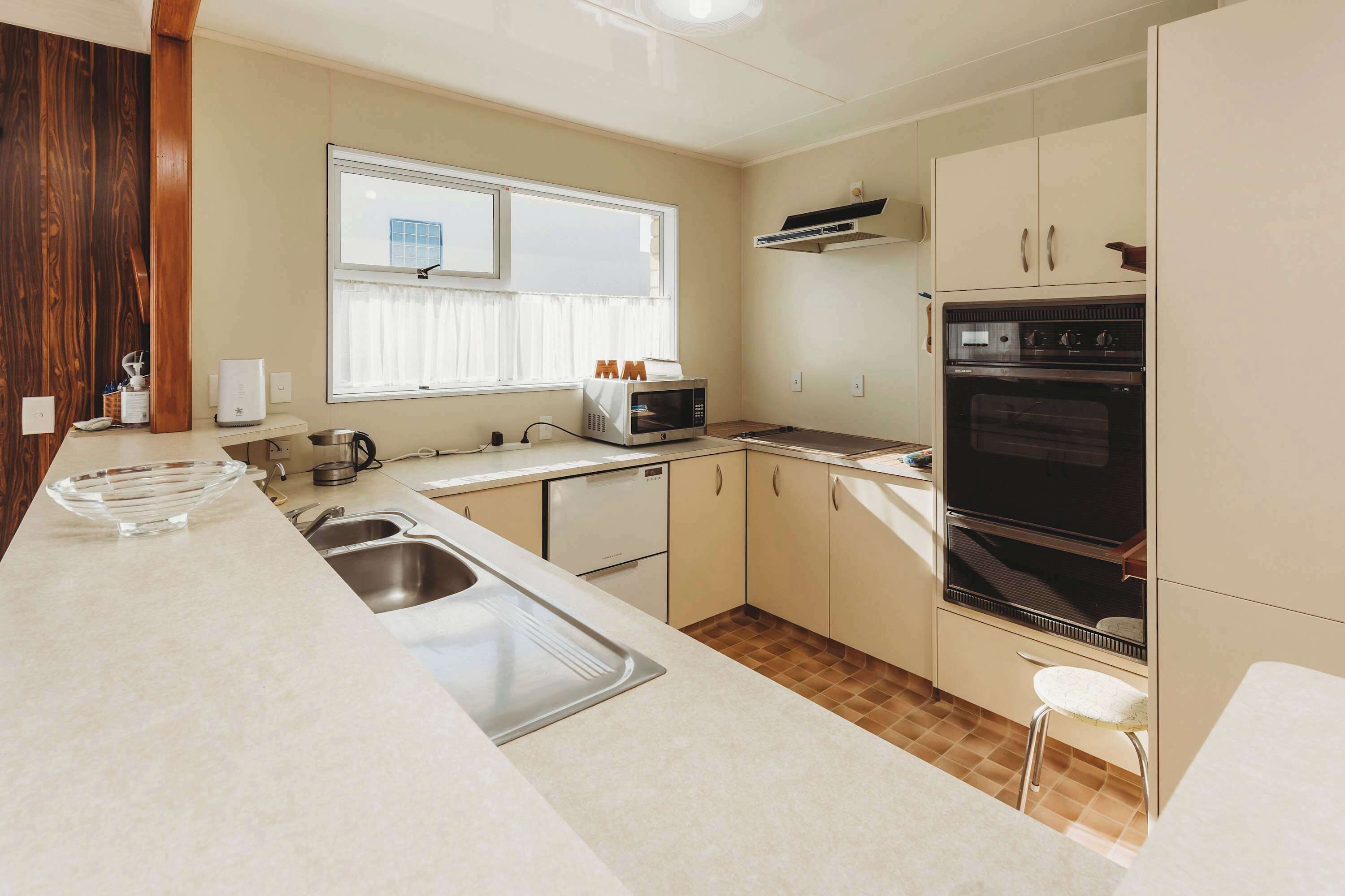 High chair, cookware/dishes/utensils