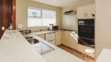 High chair, cookware/dishes/utensils