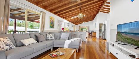 Smart TV, Netflix, tavolo da ping pong, libri