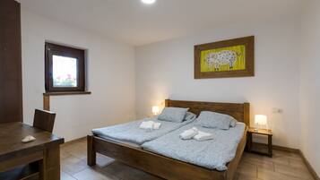 Estudio familiar, 1 cama matrimonial (Pannonian Studio For Two) | Espacio para trabajar con laptop, wifi gratis y ropa de cama