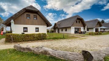 Vista frontal de la propiedad