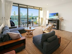 Smart TV, ping pong - Family friendly 3 bedroom beachside apartment! (Avoca Beach)