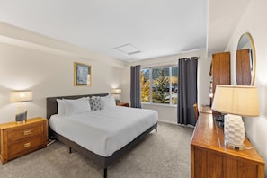 3 bedrooms, desk, iron/ironing board, free WiFi - Lake Dillon Views, 3 King Beds, Heated Garage & Hot Tub (Frisco)