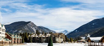 Ski, Incredible views, On Lake & Path, King Bed Suites, Hot tub, Garage