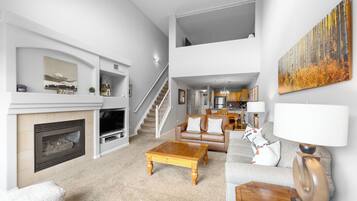 Smart-TV, Kamin, DVD-Player, Bücher