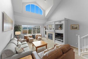 Smart TV, fireplace, DVD player, books - Ski, Incredible views, On Lake & Path, King Bed Suites, Hot tub, Garage (Frisco)