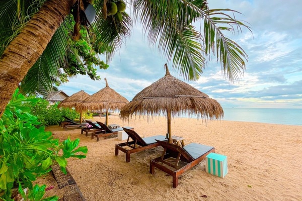 På stranden, hvit sand og strandbar