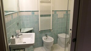 Douche, séchoir à cheveux, bidet, savon