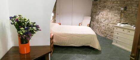 1 habitación, tabla de planchar con plancha y cuna de viaje