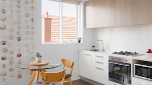 Fridge, microwave, oven, stovetop - BOUTIQUE STAYS - Cocomo (Elwood)