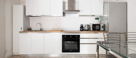 Een koelkast, een magnetron, een oven, een vaatwasser
