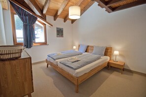 Apartemen | 3 kamar tidur, tempat tidur bayi, dan seprai linen