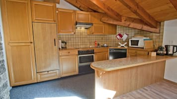 Apartment | Private kitchen | Fridge, microwave, oven, stovetop