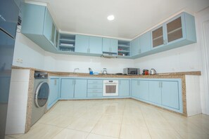 Kylskåp, ugn, spishäll och diskmaskin