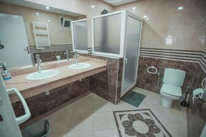 Shower, hair dryer, towels, soap - Moderne & spacieux 3chambres à 1min tour hassan (Rabat)