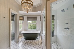 Badewanne, Haartrockner, Handtücher