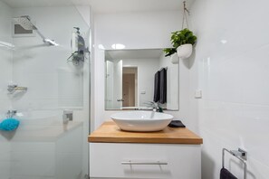 Dusche, Haartrockner, Handtücher