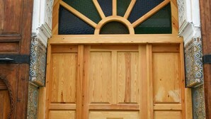 Una puerta de madera con un letrero que dice 'Carrousel'.