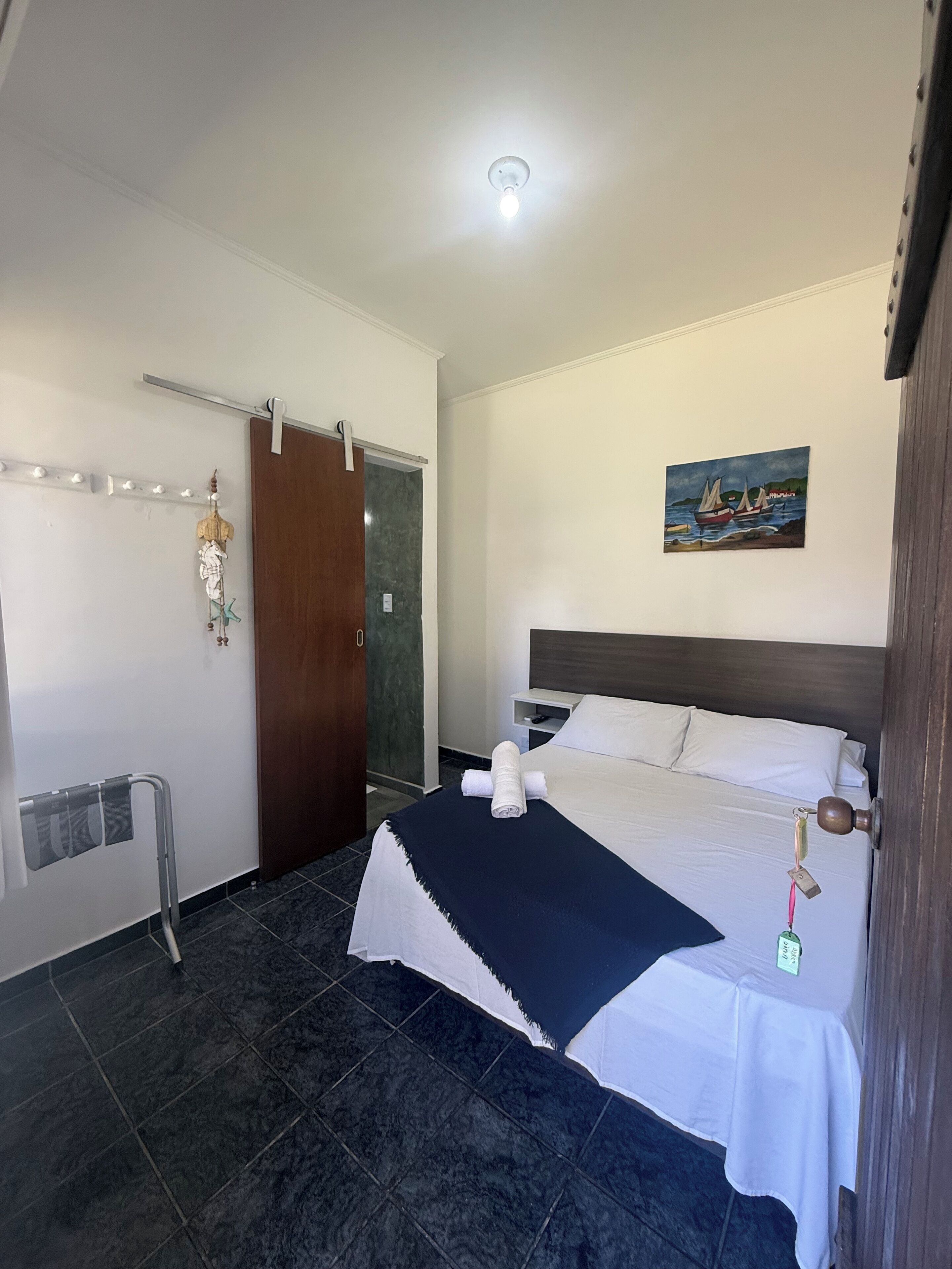 Suíte econômica | Frigobar, individualmente decorados, Wi-Fi de cortesia, roupa de cama