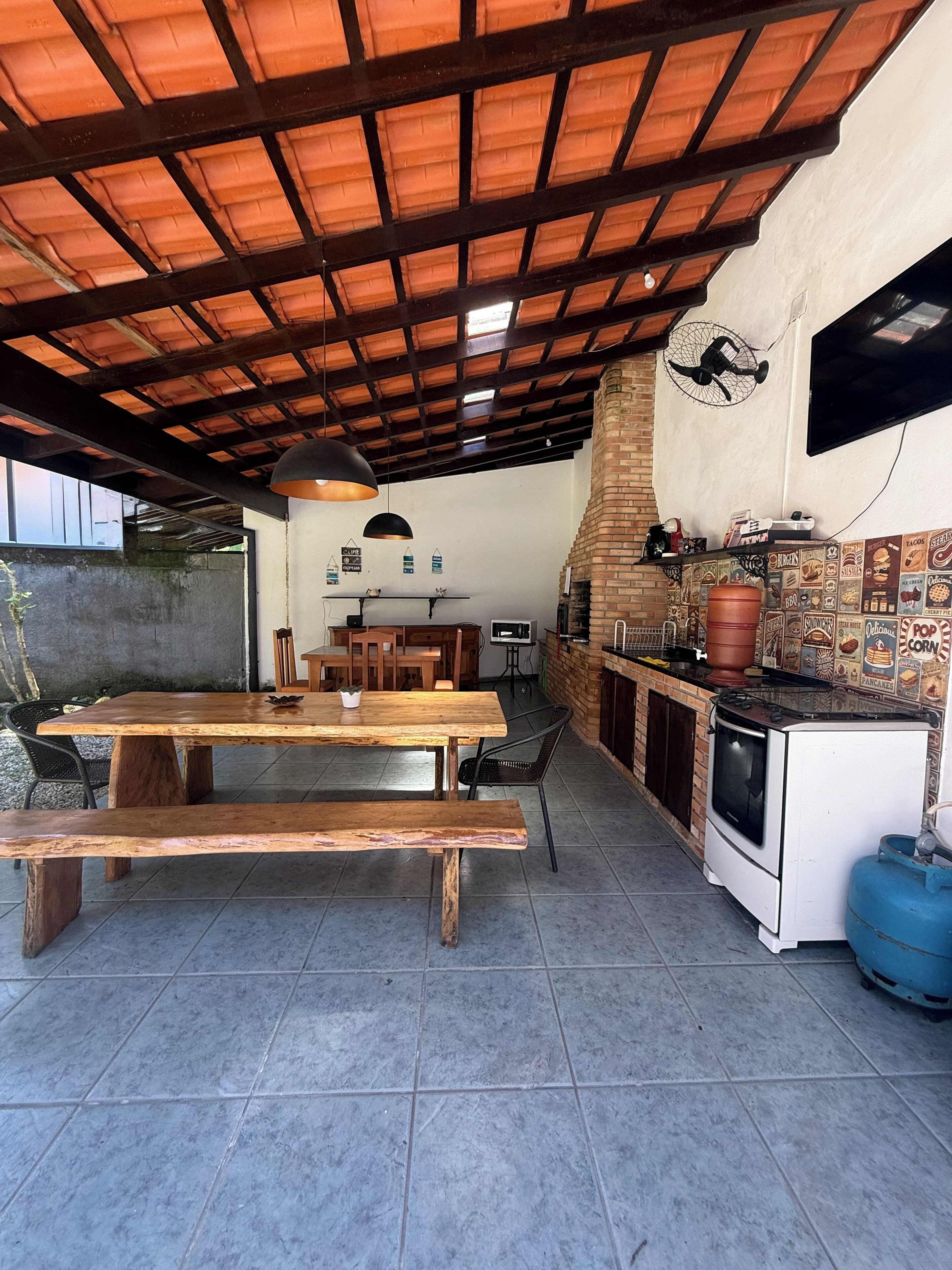 Smart TV 32 polegadas com canais via satélite, Netflix