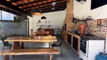 Smart TV 32 polegadas com canais via satélite, Netflix