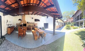 32-inch Smart TV with satellite channels, Netflix, streaming services - Pousada Bahan (Ubatuba)