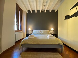 1 habitación, escritorio, tabla de planchar con plancha y wifi gratis