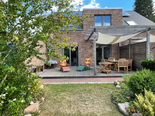 Outdoor dining - Modern holiday apartment with a large terrace and garden near Hamburg (Ahrensburg)