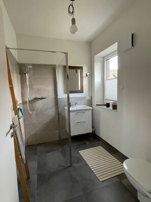 Dusch, hårtork, handdukar och tvål