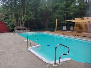 Outdoor pool - Cozy Country Home with 5 Bedrooms 4 Baths and Swimming Pool (Woodstock)