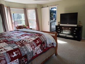 5 bedrooms, desk, iron/ironing board, travel cot