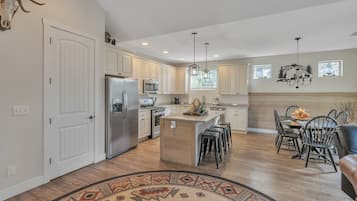 Cabin, 3 Bedrooms | Private kitchen | Fridge, oven, coffee/tea maker