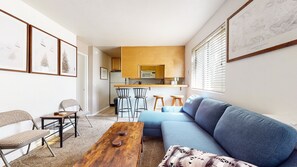 Studio | Oppholdsrom | Smart-TV, DVD-spiller og strømmetjenester