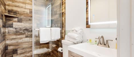 Studio | Bathroom | Towels, shampoo