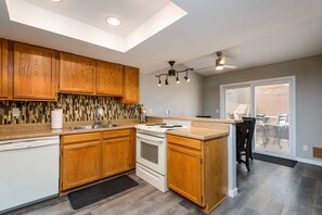 Townhome, 2 Bedrooms | Private kitchen | Fridge, oven, coffee/tea maker, toaster