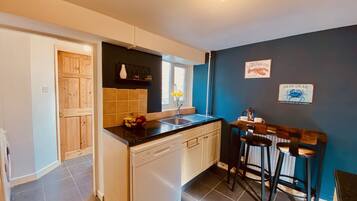 Microwave, oven, dishwasher, cookware/dishes/utensils