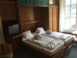 Zimmersafe, Schreibtisch, Bügeleisen/Bügelbrett, Reisekinderbett